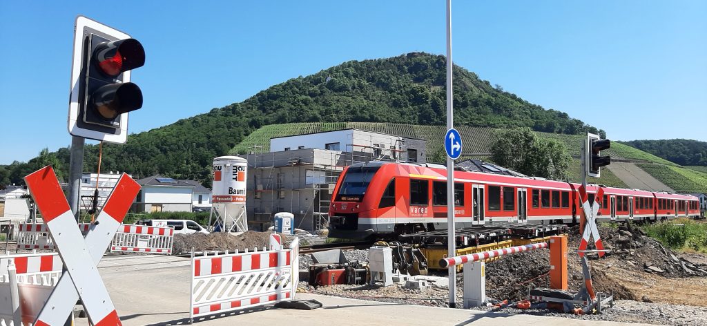 Dieses Bild hat ein leeres Alt-Attribut. Der Dateiname ist 20220615_112541Bahnubergang-Heppingen_JG-1024x472.jpg