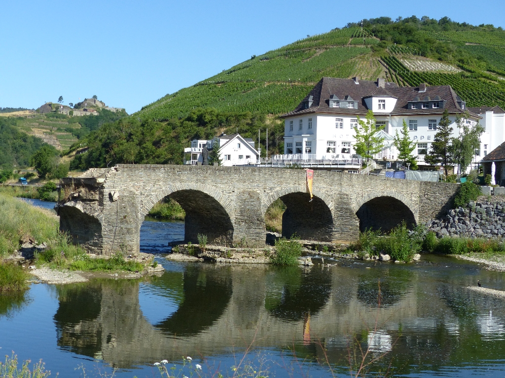 Dieses Bild hat ein leeres Alt-Attribut. Der Dateiname ist 10-23-07_Rech-Nepomuk-Bruecke-Foto-Goergler.jpg