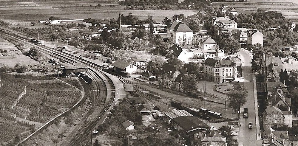 Dieses Bild hat ein leeres Alt-Attribut. Der Dateiname ist Bahnhofstr_AW_4429-Foto-Stadtarchiv-Bad-Neuenahr-Ahrweiler.jpg