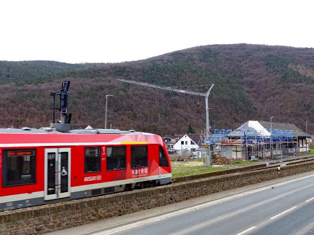 Dieses Bild hat ein leeres Alt-Attribut. Der Dateiname ist 24-21_Bahnhof-Walporzheim_P1050933.jpg